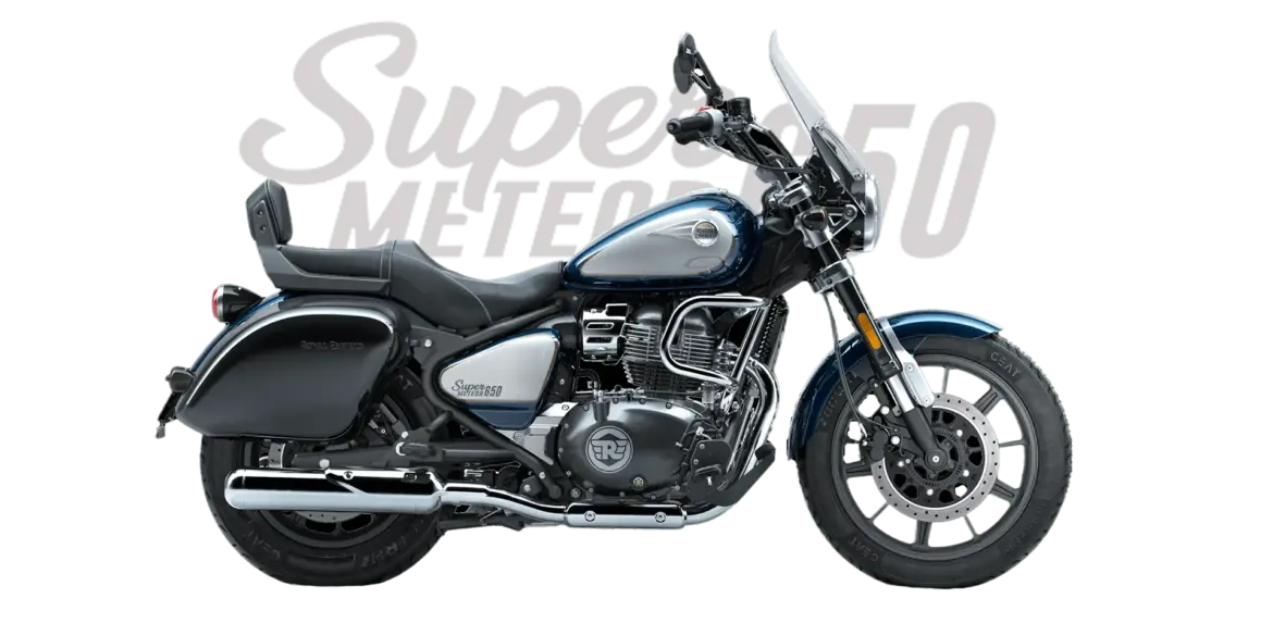 Royal Enfield Super Meteor 650 Celestial Blue mit Windschutzscheibe, Koffer und Rückenlehne seitlich vor Schriftzug.