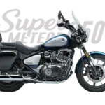 Royal Enfield Super Meteor 650 Celestial Blue mit Windschutzscheibe, Koffer und Rückenlehne seitlich vor Schriftzug.