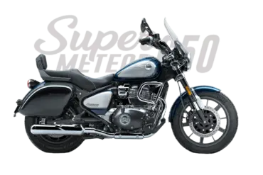 Royal Enfield Super Meteor 650 Celestial Blue mit Windschutzscheibe, Koffer und Rückenlehne seitlich vor Schriftzug.