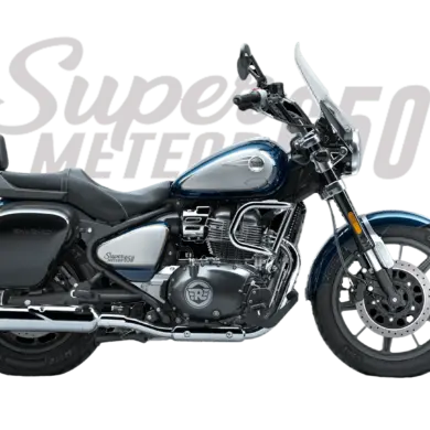 Royal Enfield Super Meteor 650 Celestial Blue mit Windschutzscheibe, Koffer und Rückenlehne seitlich vor Schriftzug.