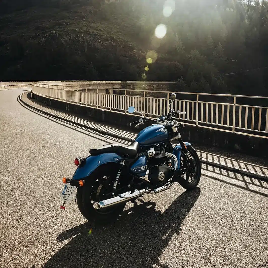 Royal Enfield Super Meteor 650 Celestial Blue auf einer leeren Landstraße bei Sonnenschein