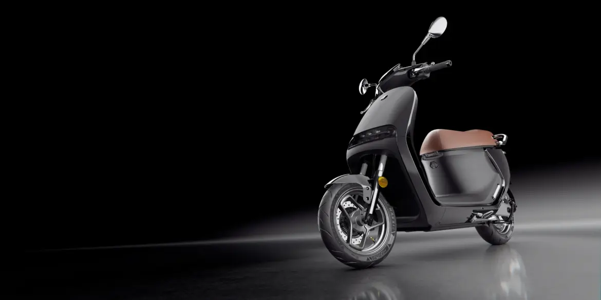 Segway E150S Elektroroller mit braunem Sitz vor dunklem Hintergrund