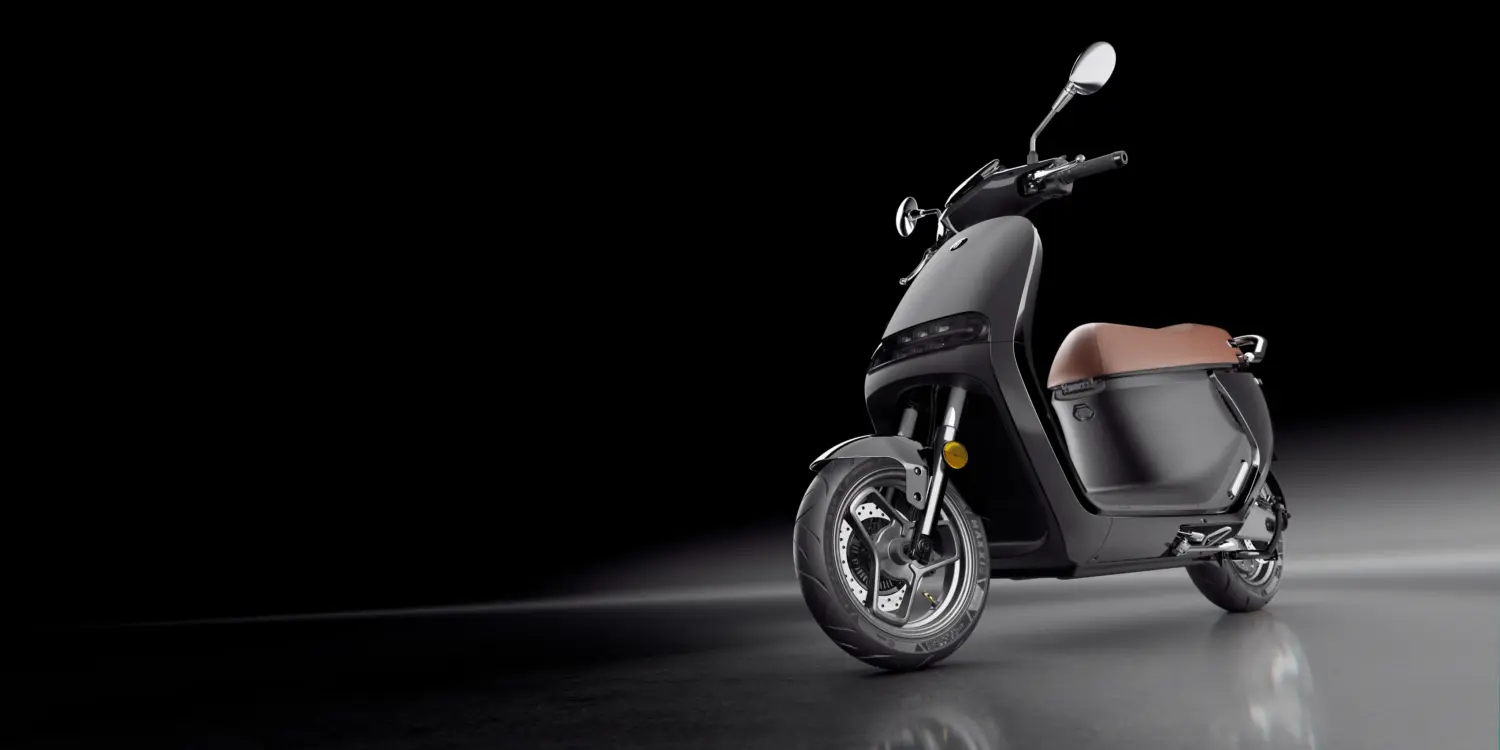 Segway E150S Elektroroller mit braunem Sitz vor dunklem Hintergrund