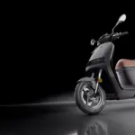 Segway E150S Elektroroller mit braunem Sitz vor dunklem Hintergrund