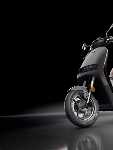 Segway E150S Elektroroller mit braunem Sitz vor dunklem Hintergrund