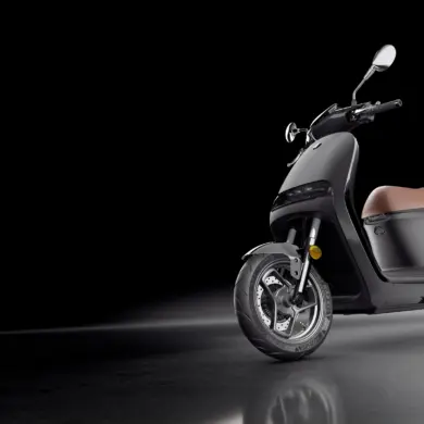 Segway E150S Elektroroller mit braunem Sitz vor dunklem Hintergrund