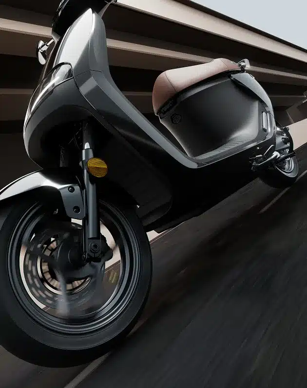 Detailansicht des Segway E150S Elektrorollers während der Fahrt in der Stadt