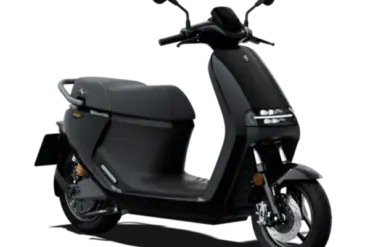 Segway E300SE Elektroroller in schwarzer Lackierung, Seitenansicht, moderner urbaner E-Scooter.