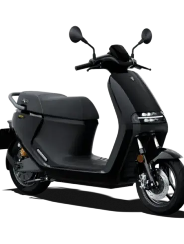 Segway E300SE Elektroroller in schwarzer Lackierung, Seitenansicht, moderner urbaner E-Scooter.
