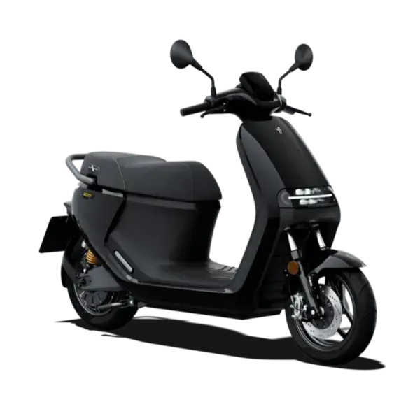 Segway E300SE Elektroroller in schwarzer Lackierung, Seitenansicht, moderner urbaner E-Scooter.
