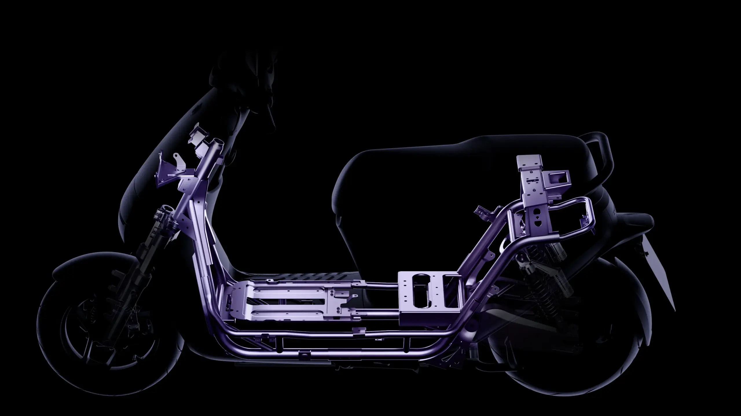 Seitenansicht des Rahmenaufbaus eines Segway E300SE Elektrorollers mit enthüllter Stahlstruktur vor schwarzem Hintergrund.