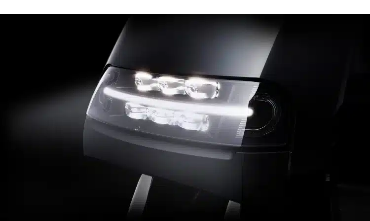 LED-Scheinwerfer an der Front des Segway E300SE elektrorollers leuchtet im Dunkeln.