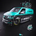 VW Transporter mit Specialized S-Works-Folierung, blauen und schwarzen Akzenten, RAYS TE37 Felgen und zwei Rennrädern auf dem Dachträger.
