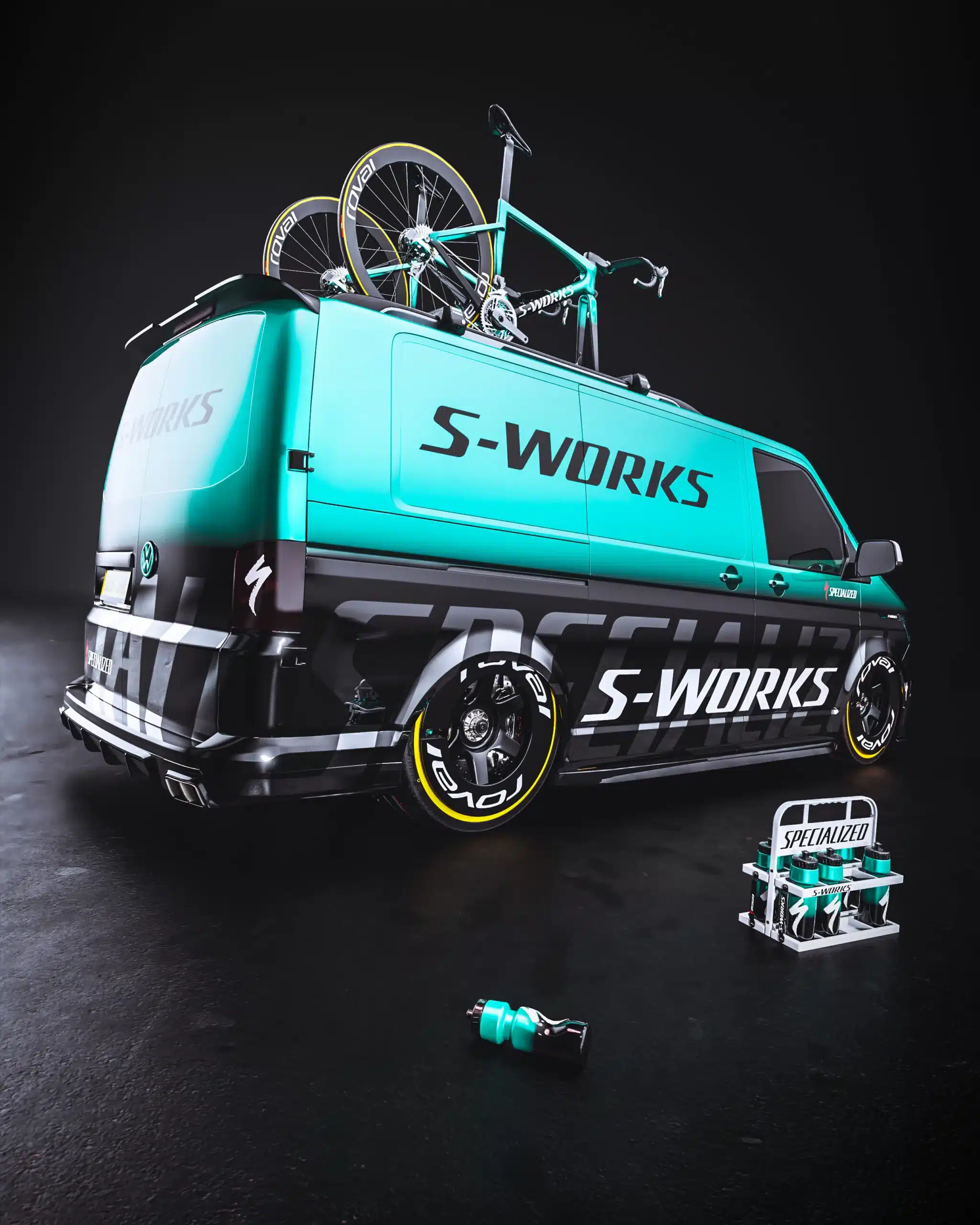 VW Transporter mit Specialized-Wrap, Radträger und Rennrad auf dem Dach sowie Spezialfelgen und Wasserflaschen im Vordergrund