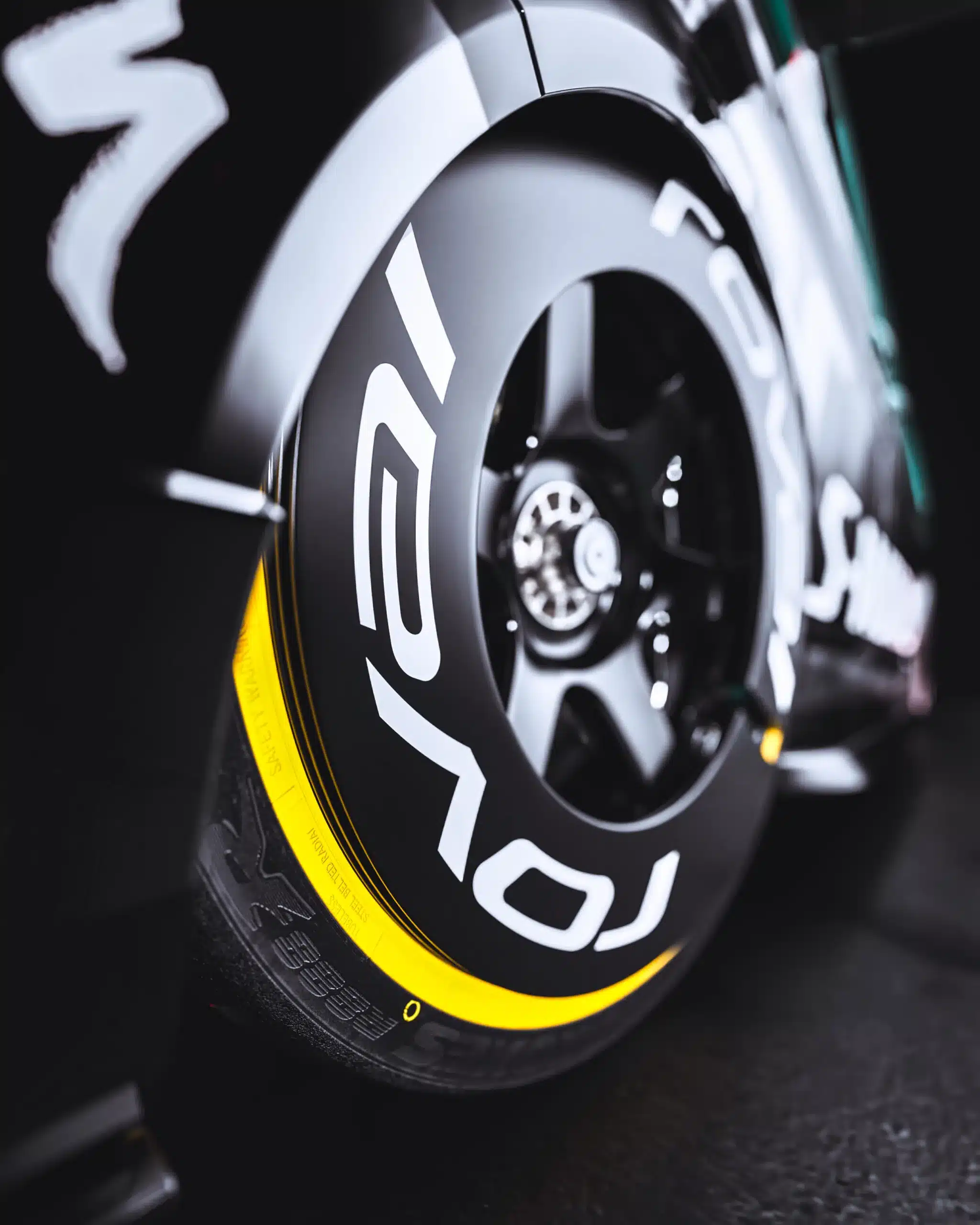 Detailaufnahme der sportlichen Felge und des markanten Reifens am Specialized VW Transporter Wrap mit gelbem Outline und Schriftzug.