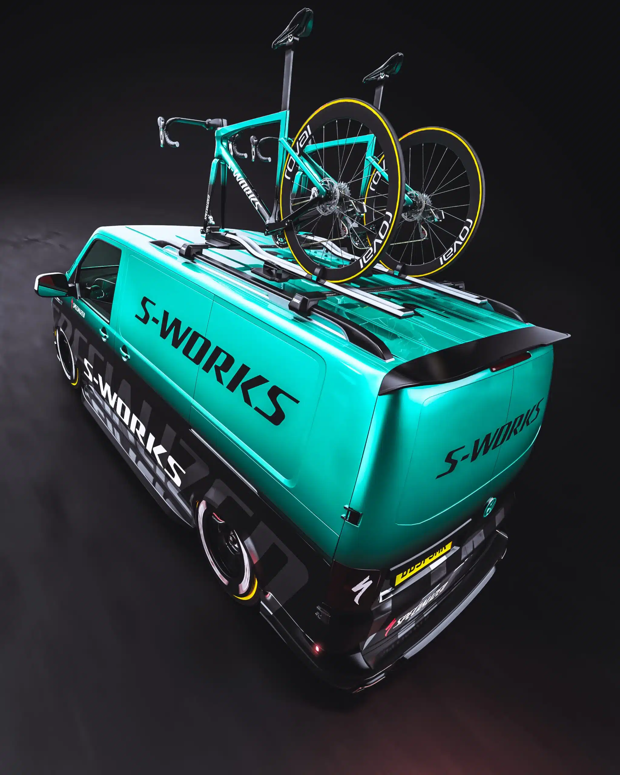 Ein VW Transporter mit cyan-schwarzer Specialized-Folierung und zwei Rennrädern auf dem Dachträger aus der Vogelperspektive.