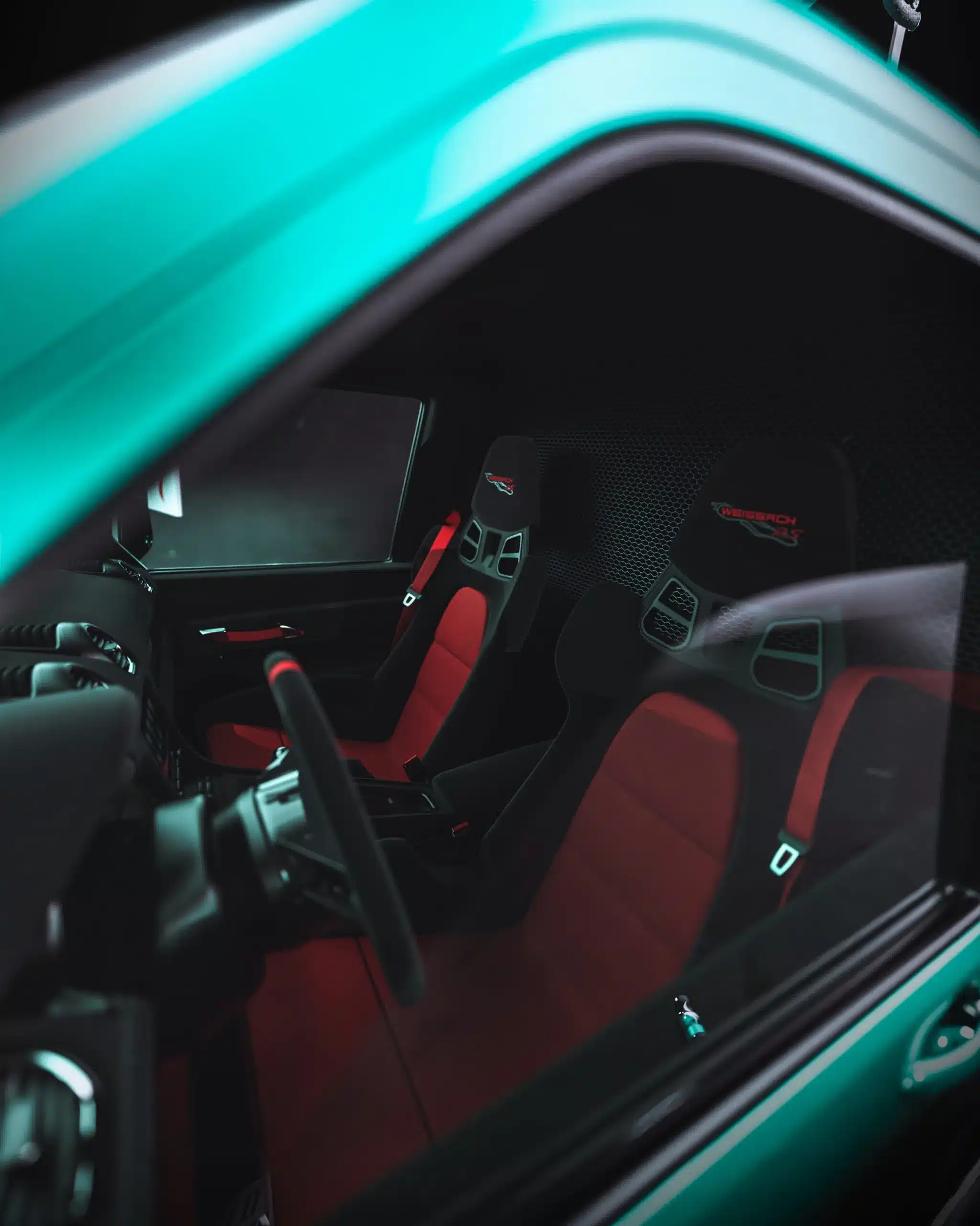 Ansicht von Sportsitzen mit roten Elementen im modernen Fahrzeug, aufgenommen durch das Seitenfenster.