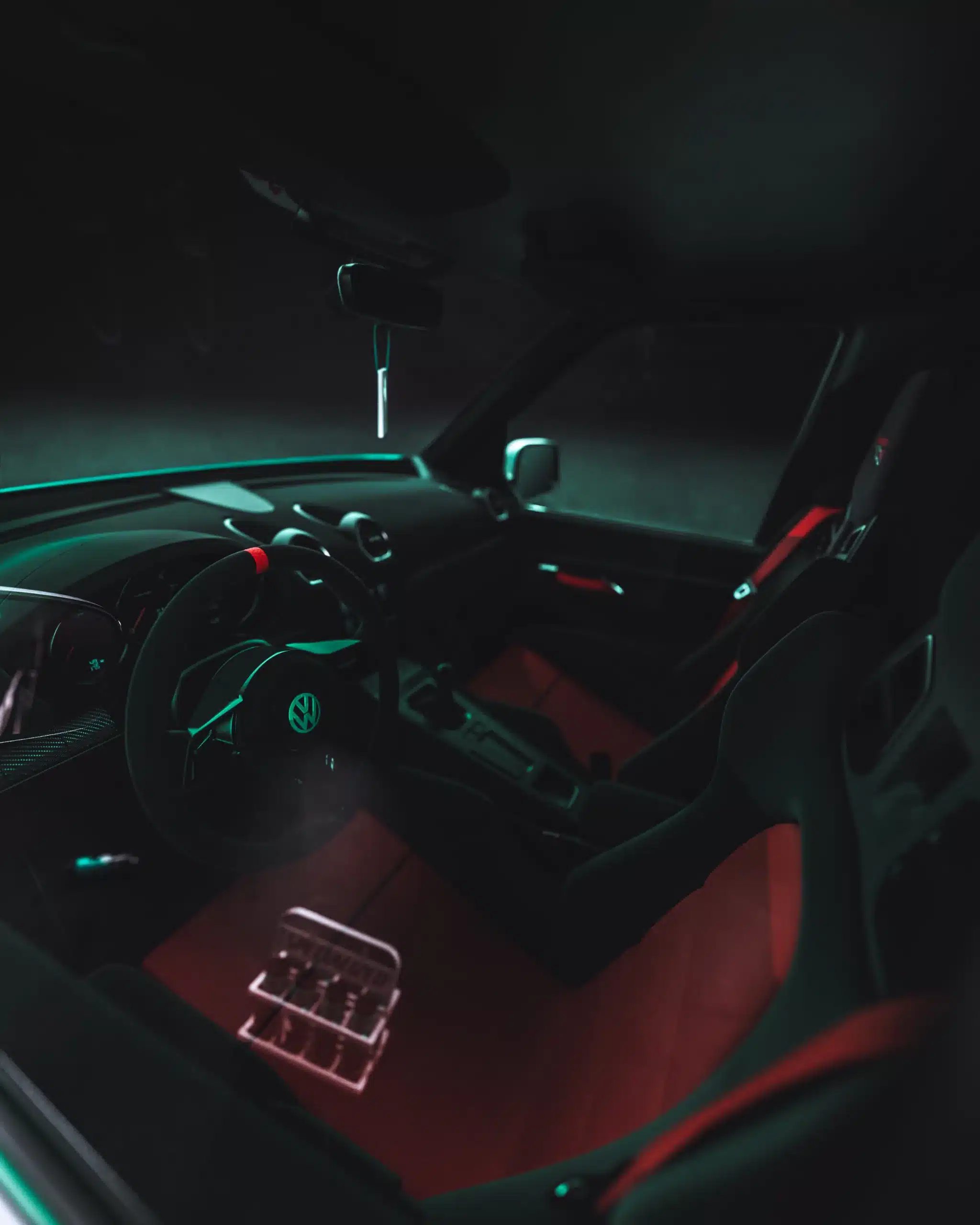 Innenansicht eines Volkswagen Transporters mit Sportsitzen und rotem Sicherheitsgurt