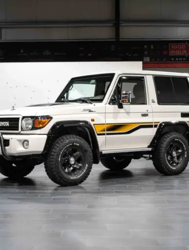 Weißer Toyota Land Cruiser 70 Jahre Edition mit klassischen Geländewagen-Details in einer Halle.