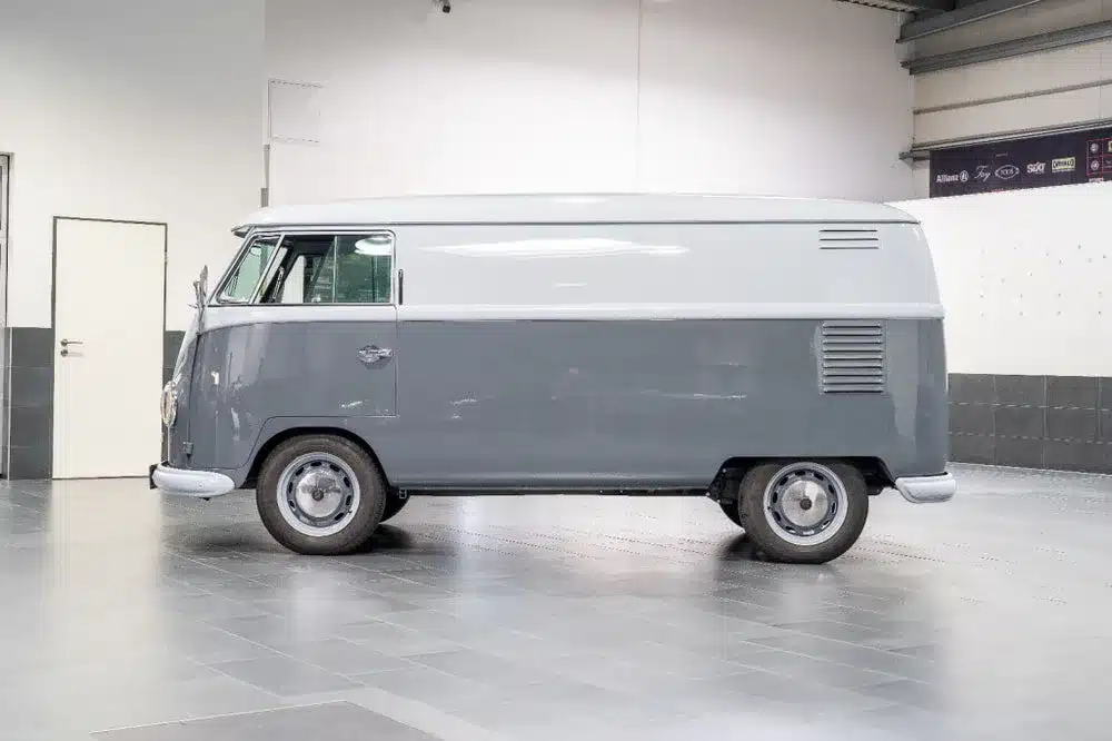 Grauer Volkswagen VW T1 Kastenwagen Baujahr 1956 in einer modernen Innenhalle, Seitenansicht