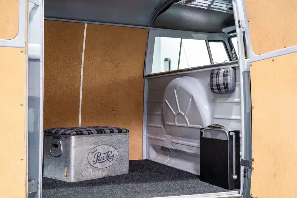 Blick in den gepflegten Innenraum eines Volkswagen VW T1 Kastenwagens von 1956 mit Sitzbank und zeitgenössischer Einrichtung