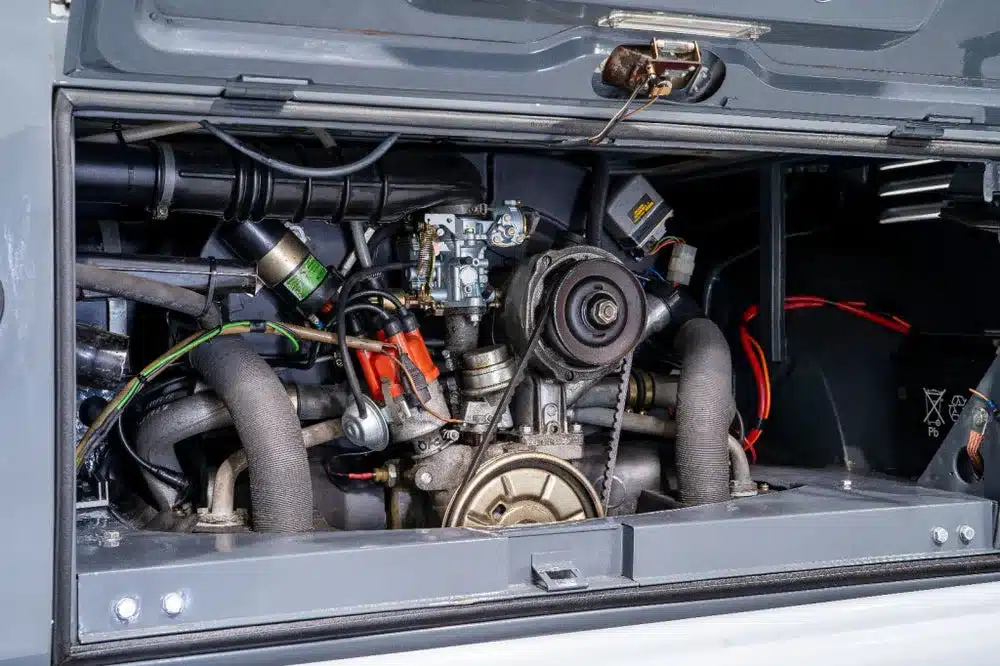 Blick in den Motorraum eines restaurierten VW T1 Kastenwagens mit 1,5-Liter-Boxermotor von 1956