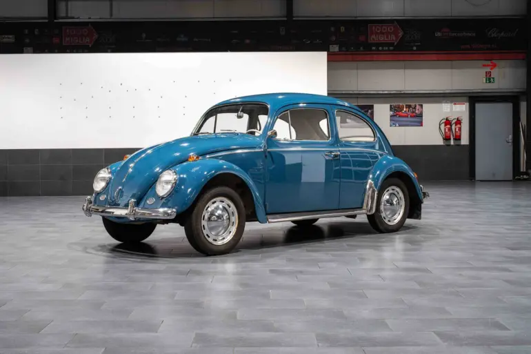 Blauer VW Käfer 1200 aus dem Jahr 1964 im originalen Zustand in einer Ausstellungshalle.