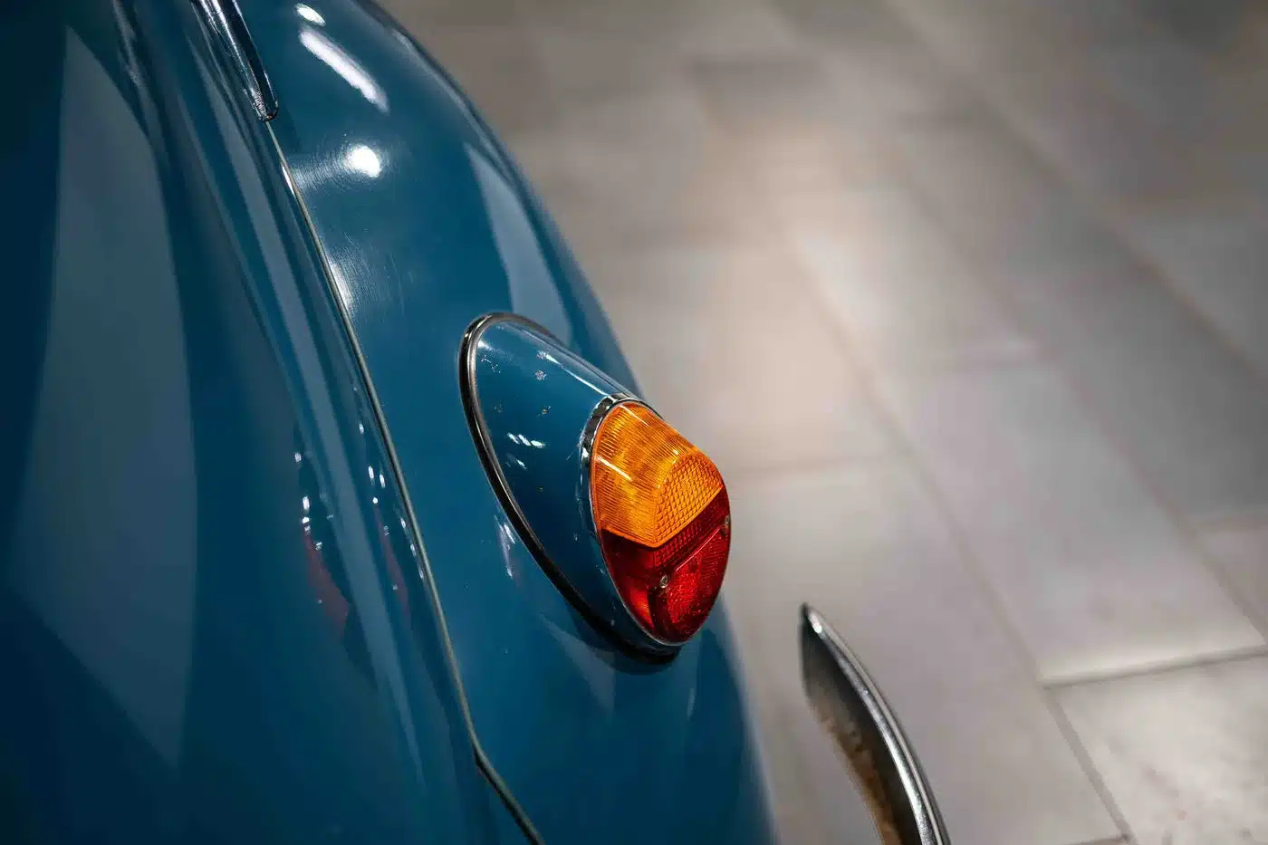 Original Rücklicht eines VW Käfer 1200 aus dem Jahr 1964 in Nahaufnahme