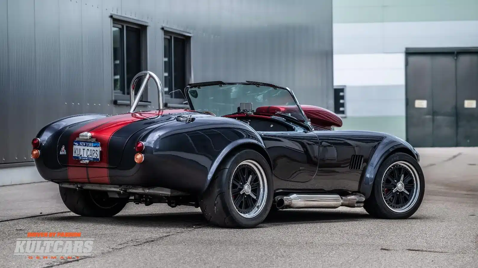 Weineck Cobra 10.2L Roadster in Grau mit rotem Streifen, Cabrio, Heckansicht, geparkt auf Asphalt