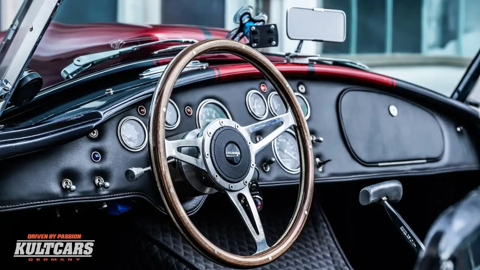 Cockpit der Weineck Cobra 10.2L mit Holzlenkrad, Rundinstrumenten und Leder-Armaturentafel.