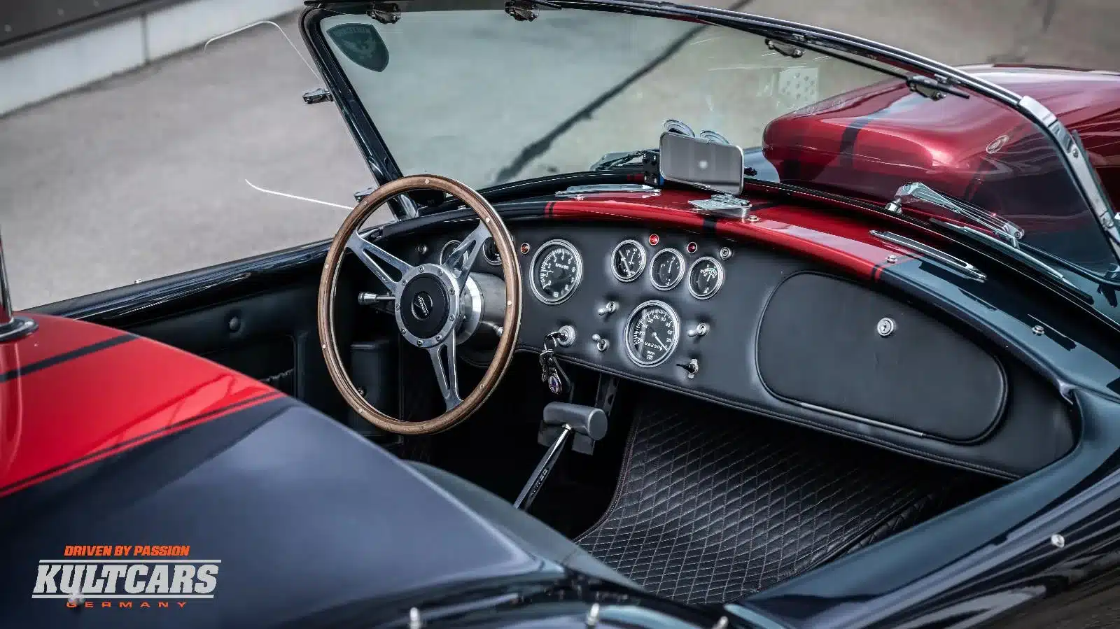 Innenraum der Weineck Cobra 10.2L mit Holzlenkrad und Instrumententafel in Lederoptik.
