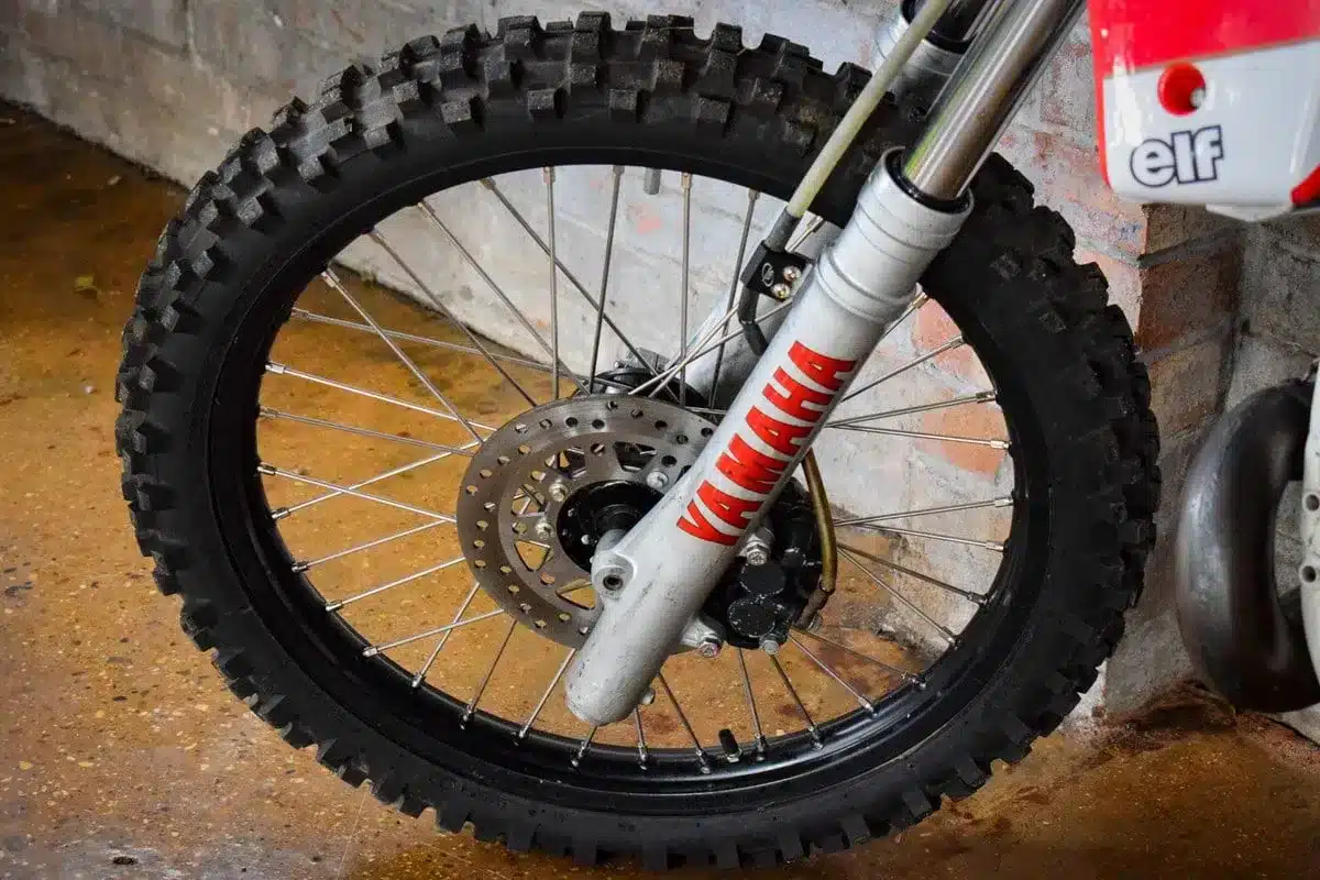 Vorderrad einer Yamaha YZ250 (1987) mit Scheibenbremse und grobstolligem Reifen, Detailansicht