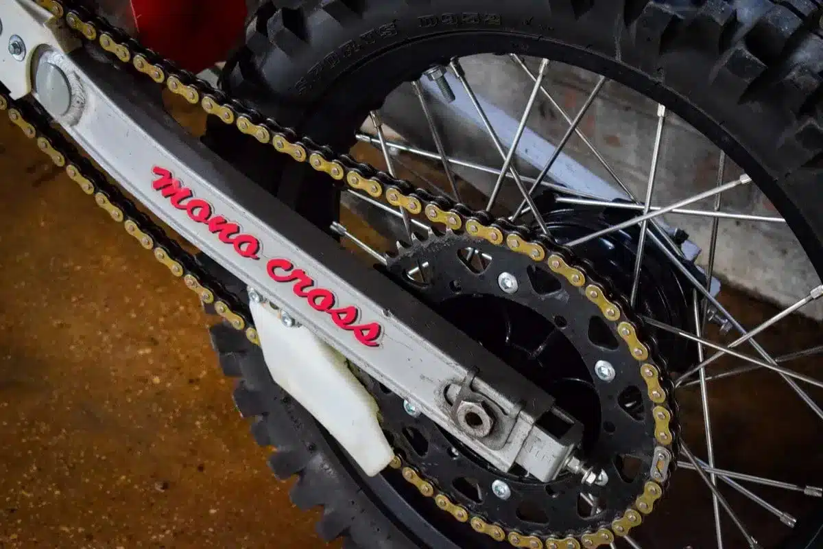 Kettentrieb und Schwinge einer Yamaha YZ250 Mono Cross von 1987