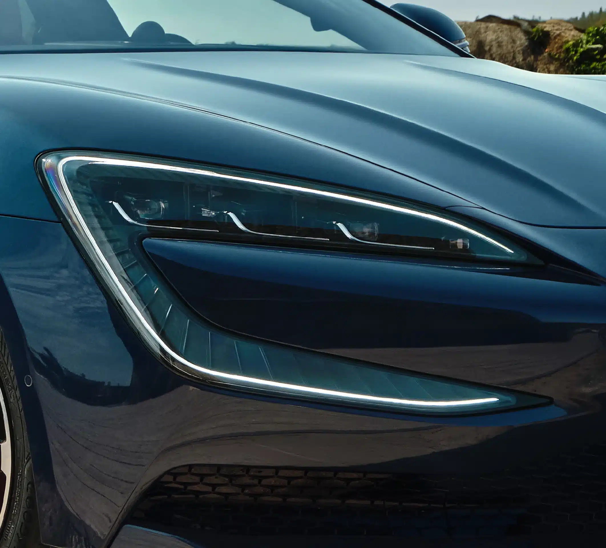 Nahaufnahme des modernen LED-Frontscheinwerfers eines YangWang U7 in blauer Lackierung