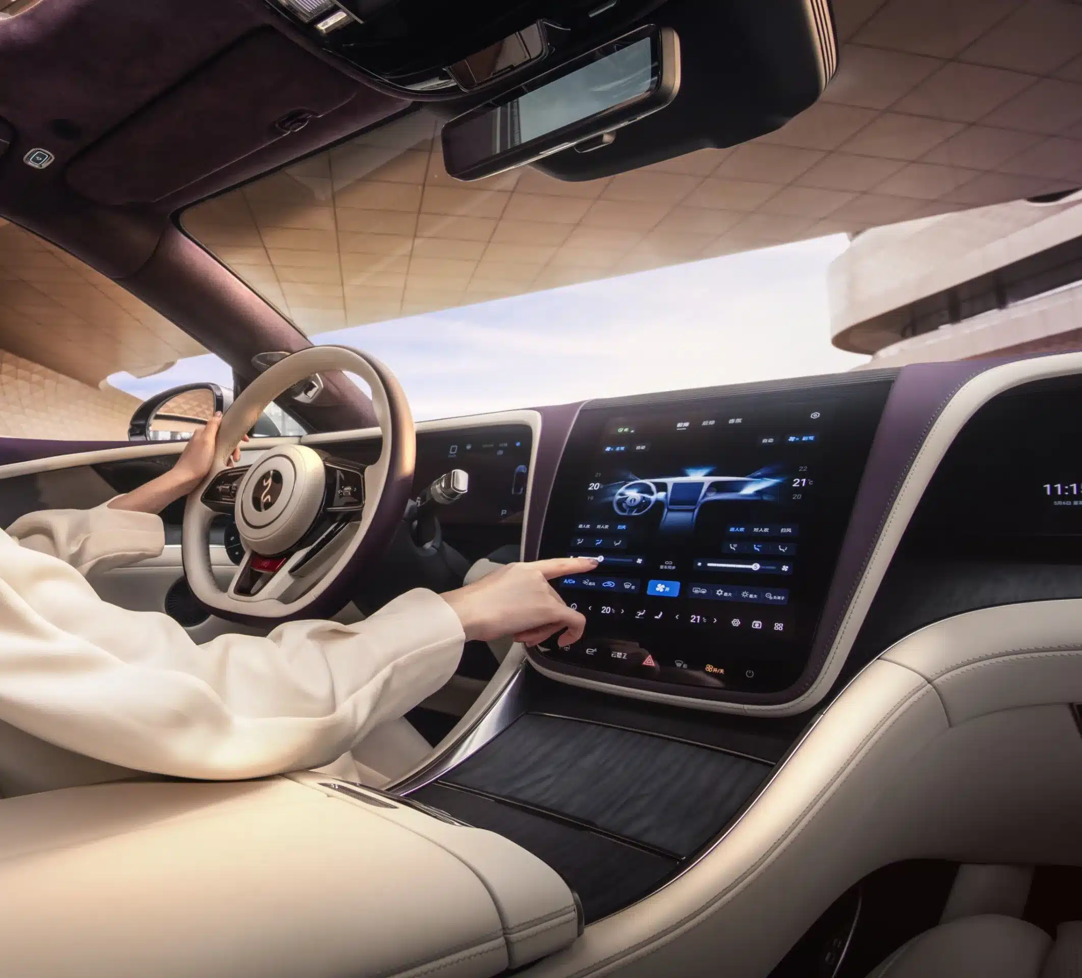 Blick auf das Cockpit des YangWang U7 mit großem zentralen OLED-Touchscreen und hochwertiger Innenausstattung.