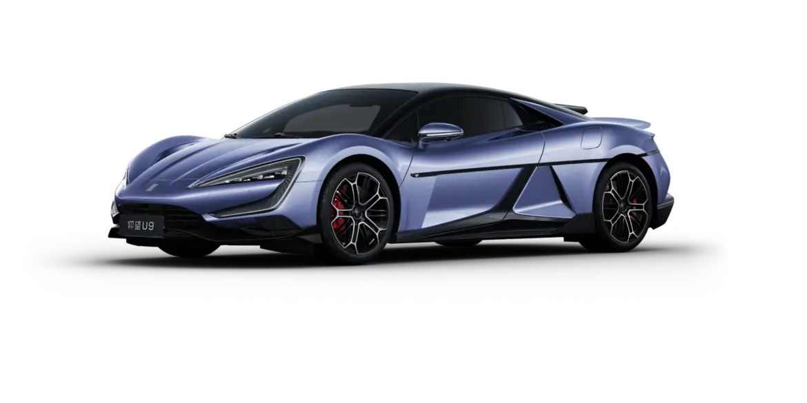 YangWang U9 Supersportwagen in seitlicher Frontansicht, in violetter Lackierung, mit markanten Linien und Sportfelgen.