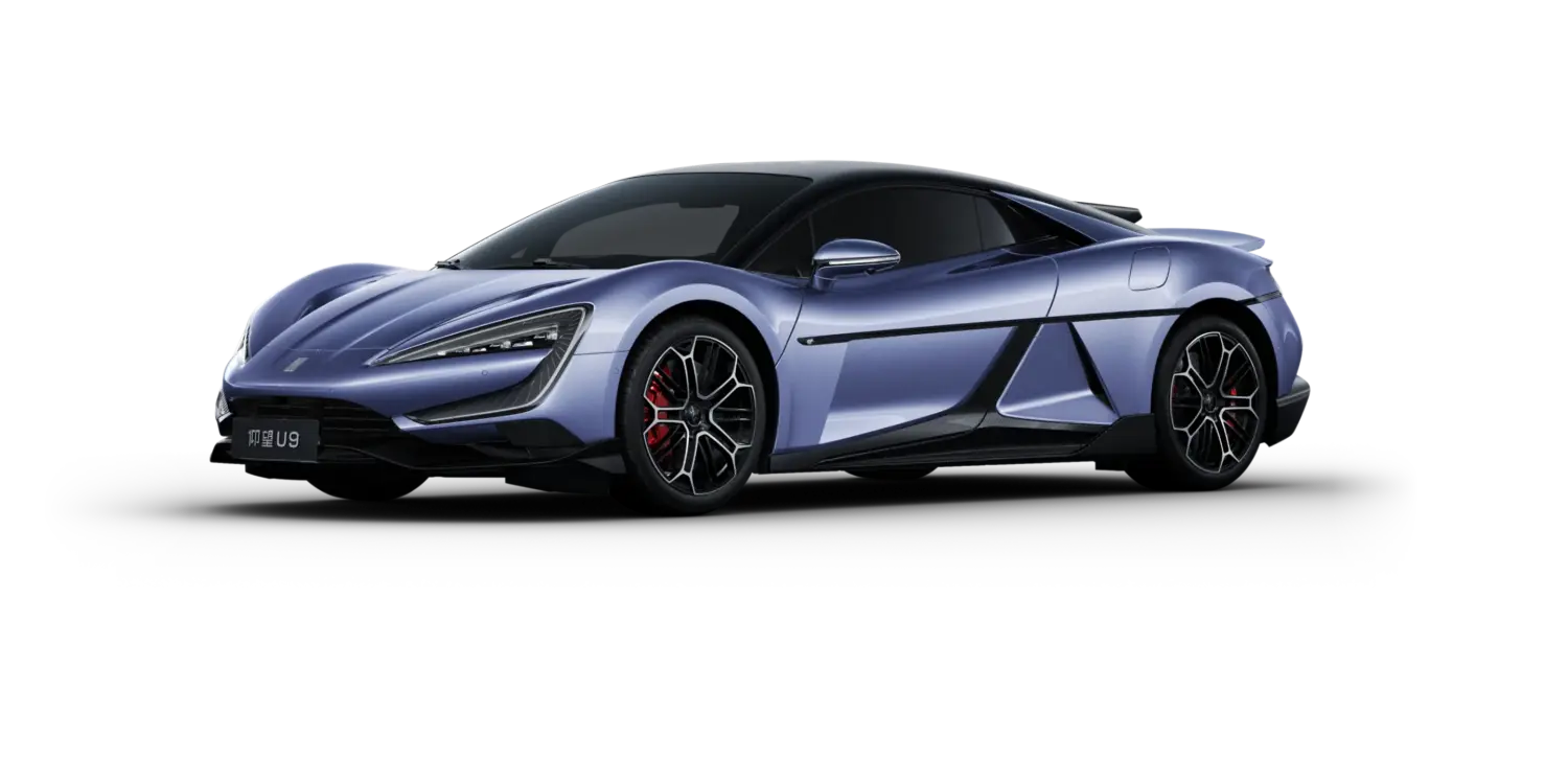 YangWang U9 Supersportwagen in seitlicher Frontansicht, in violetter Lackierung, mit markanten Linien und Sportfelgen.