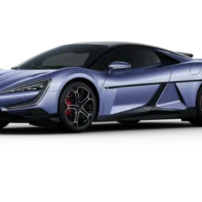 YangWang U9 Supersportwagen in seitlicher Frontansicht, in violetter Lackierung, mit markanten Linien und Sportfelgen.