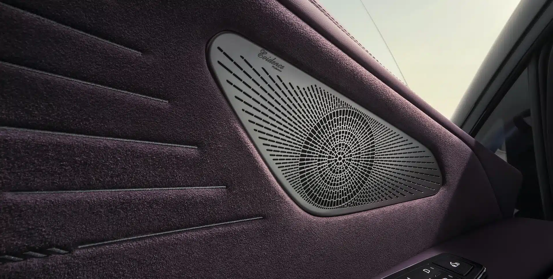 Nahaufnahme einer Lautsprecherabdeckung im Innenraum des YangWang U9, umgeben von edlen Materialien.