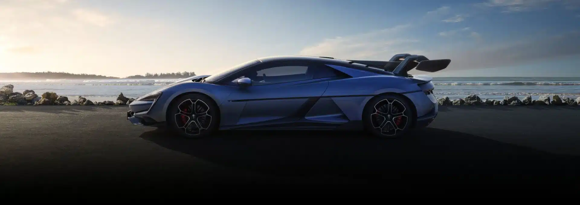 Seitenansicht eines blauen YangWang U9 Supersportwagens am Meer