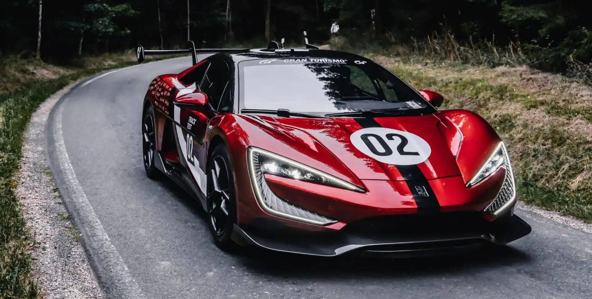 Roter Yangwang U9 Xtreme Supersportwagen mit Startnummer 02 während eines Track-Tests auf einer Landstraße