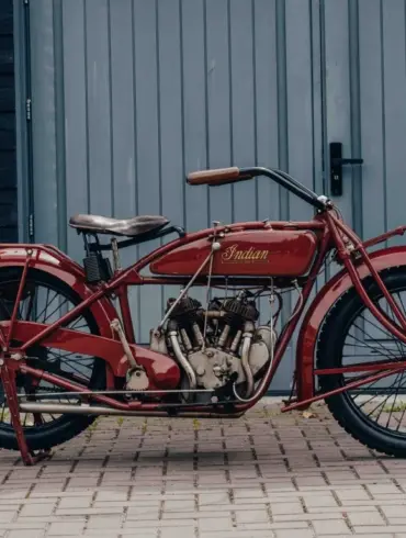 1925 Indian Scout Motorrad, restauriert, im originalen roten Lack, vor Garagentor fotografiert.