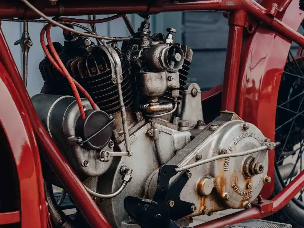 Detailansicht des Motors einer 1925er Indian Scout mit sichtbarem V-Twin und mechanischen Bauteilen.