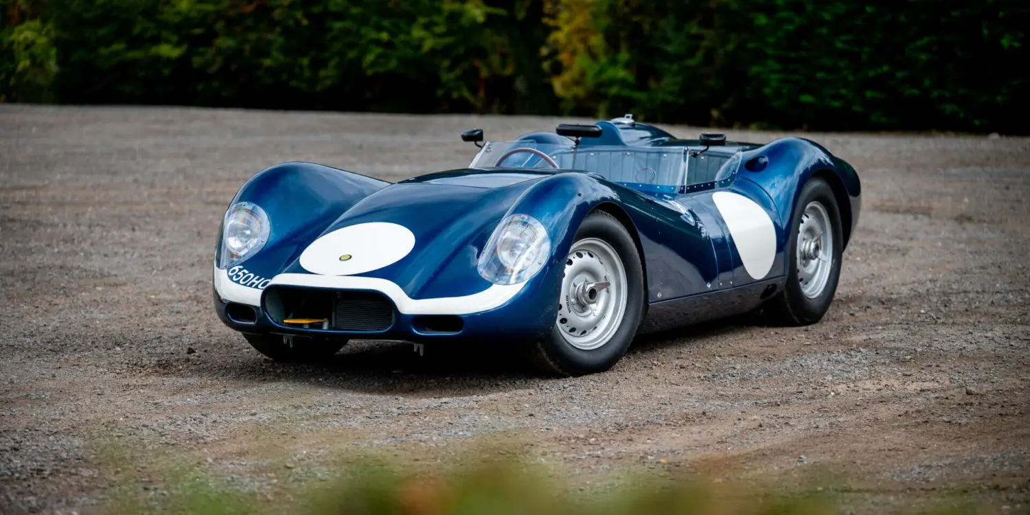 Lister-Jaguar Knobbly Continuation in Blau auf Schotter, Rennsport-Silhouette von vorn schräg fotografiert.