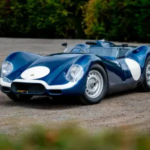 Lister-Jaguar Knobbly Continuation in Blau auf Schotter, Rennsport-Silhouette von vorn schräg fotografiert.