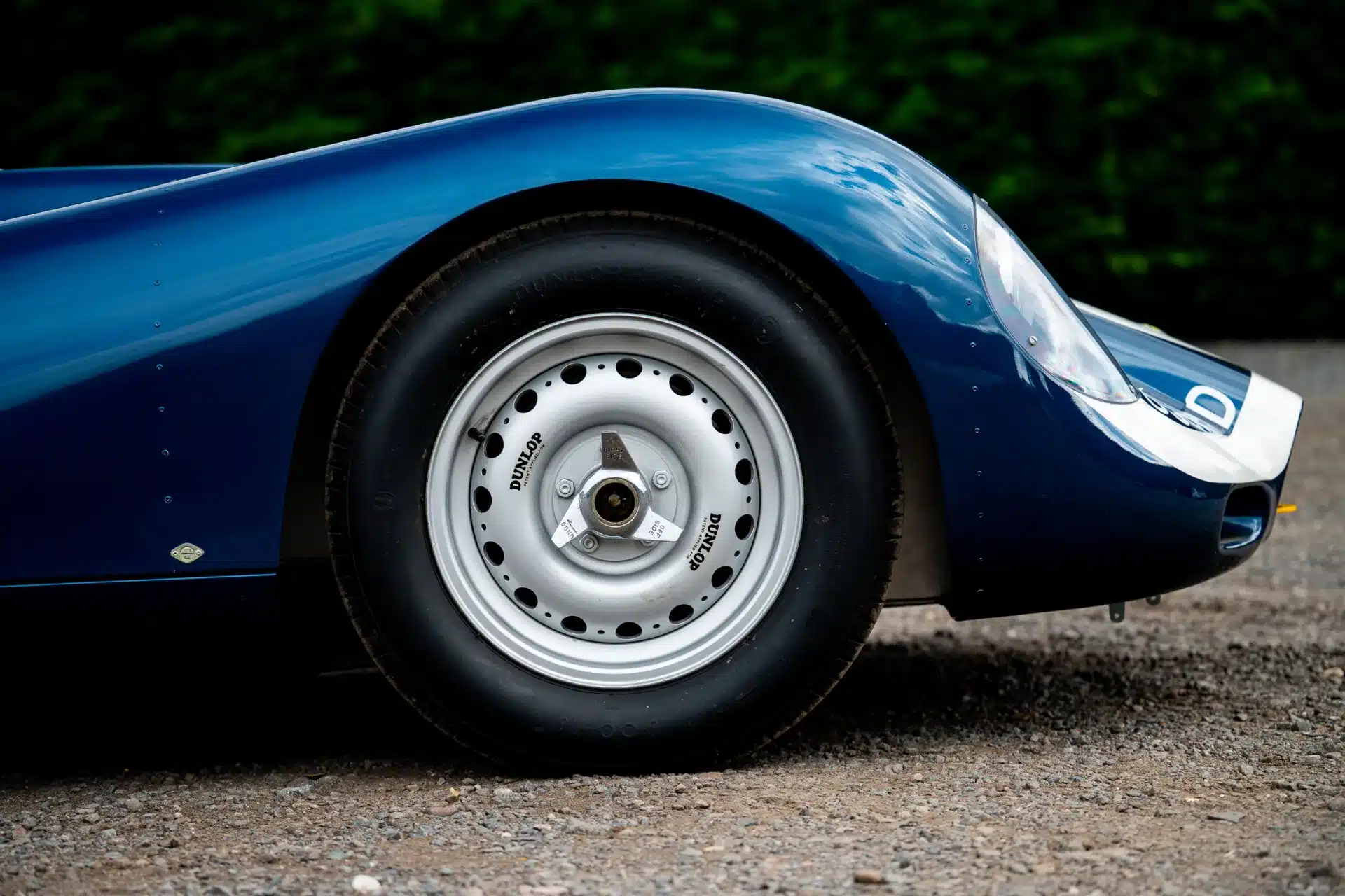 Nahaufnahme des vorderen Rads und Kotflügels eines blauen Lister-Jaguar Knobbly Continuation mit Dunlop-Bereifung