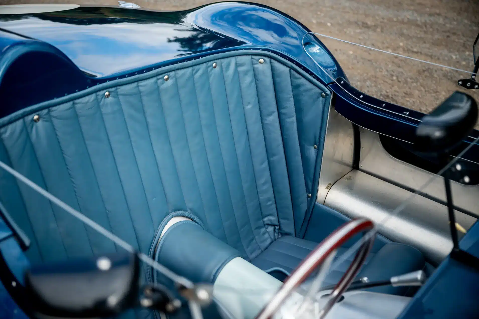Interieur des Lister-Jaguar Knobbly mit blauer Lederausstattung und Aluminiumverkleidung