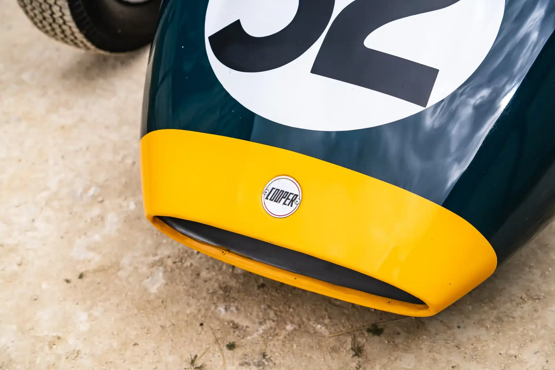 Frontansicht des Cooper BMC T52 von 1960 mit gelbem Streifen und Cooper-Logo