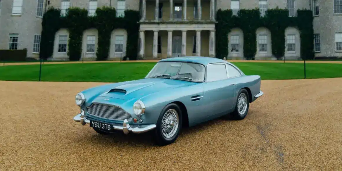 Aston Martin DB4 Series III Vantage 1961 in Caribbean Pearl, geparkt vor einem Herrensitz.