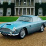 Aston Martin DB4 Series III Vantage 1961 in Caribbean Pearl, geparkt vor einem Herrensitz.